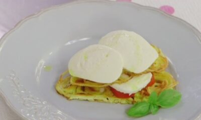 spaghetti croccanti con pomodoro e mozzarella