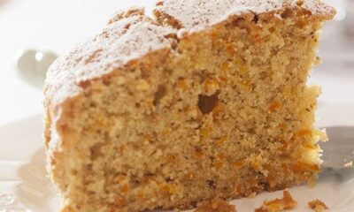 La torta integrale con carote e mandorle perfetta per la colazione