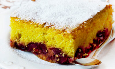 La torta ciliegie e cioccolato bianco con la ricetta veloce