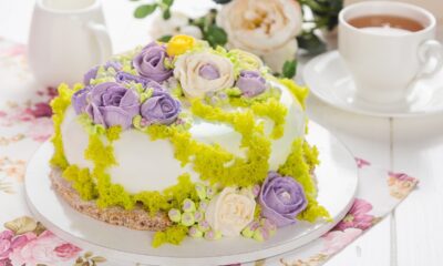 torta decorata con fiori in pasta di zucchero