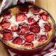 Il clafoutis alle fragole perfetto per la fine dei pasti