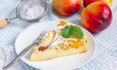 Il clafoutis di pesche sciroppate con la ricetta facile e veloce