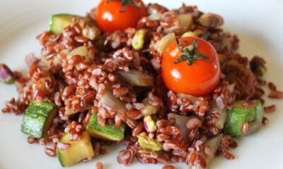 L'insalata di riso rosso con verdure facile da preparare