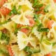 pasta fredda con avocado e salmone