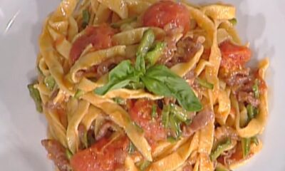 Tagliatelle con pomodori glassati, zucchine e gambuccio croccante