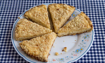 Come preparare la torta pesche amaretti e savoiardi in pochi passaggi