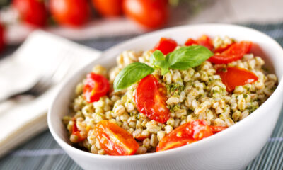 insalata di farro con pesto, pomodorini e mozzarella