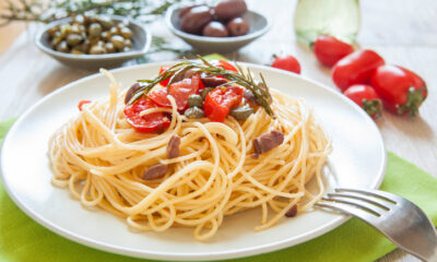 La pasta con capperi e pomodorini con la ricetta estiva