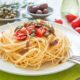 La pasta con capperi e pomodorini con la ricetta estiva