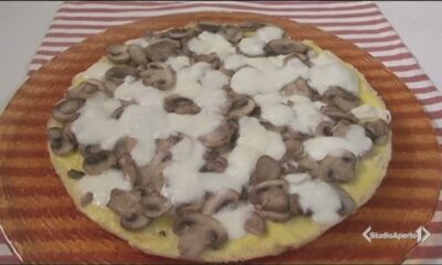 pizza di frittata con mozzarella e funghi