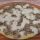 pizza di frittata con mozzarella e funghi