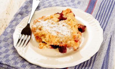 La ricetta della torta sbriciolata con ricotta e ciliegie