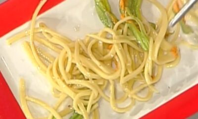 tagliolini aglio e olio con fiori di zucca saltati