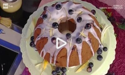 Il ciambellone morbido ai frutti rossi e blu con la video ricetta della Prova del Cuoco