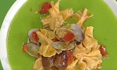 farfalle ai frutti di mare su crema di piselli