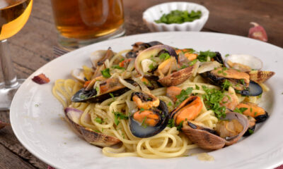 La pasta con melanzane cozze e pecorino per il pranzo estivo