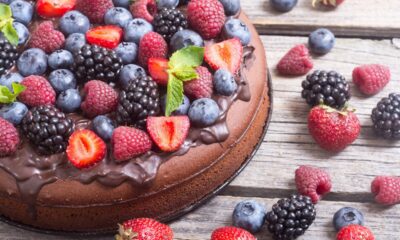 Torta con cioccolato e frutti rossi per la Festa dei nonni