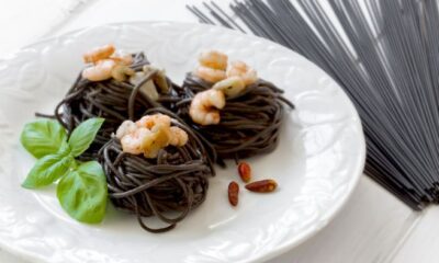 Tagliolini al nero di seppia con gamberi