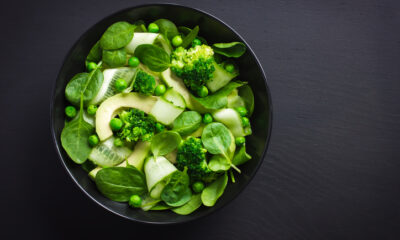 L'insalata di broccoli e avocado con la ricetta vegetariana