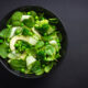 L'insalata di broccoli e avocado con la ricetta vegetariana