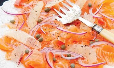 L'insalata natalizia con salmone per l'antipasto festivo