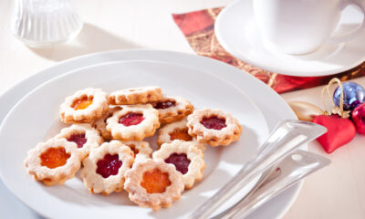 I biscotti a fiore con marmellata per la Festa della mamma