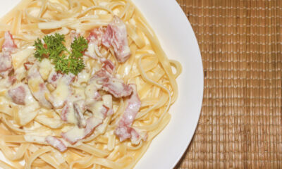 La pasta alla carbonara con prosciutto cotto