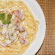 La pasta alla carbonara con prosciutto cotto