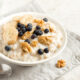 Porridge con avena e latte di cocco, la ricetta semplice