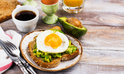 Il toast con avocado e uovo per uno spuntino nutriente