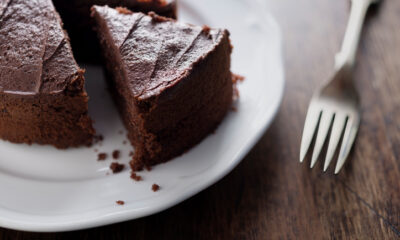 La torta al cioccolato con latticello per la colazione