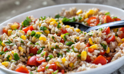 L'insalata di cereali e tonno per il pranzo estivo