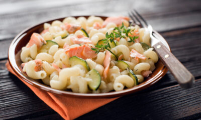 La ricetta della pasta fredda con salmone zucchine e Philadelphia