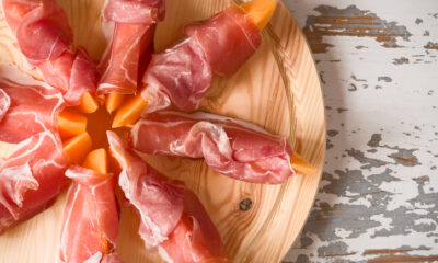 Come impiattare e presentare a tavola prosciutto e melone: idee per servirlo