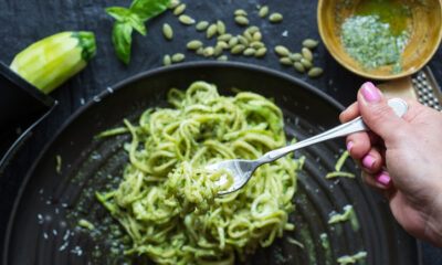 La ricetta degli spaghetti di zucchine al pesto di rucola