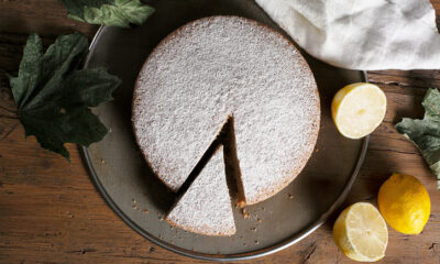 La torta al limone con crema di ricotta per il dessert di fine pasto