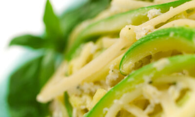 Carbonara di zucchine e fiori di zucca, la ricetta sana