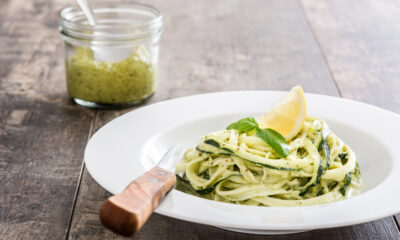 Gli spaghetti di zucchine con tonno e limone per il pranzo estivo