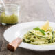 Gli spaghetti di zucchine con tonno e limone per il pranzo estivo