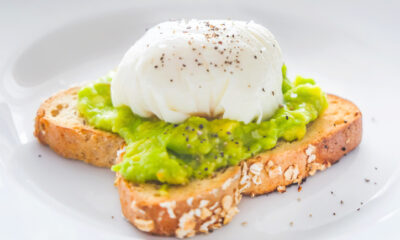 L'avocado toast con uovo in camicia per una cena veloce