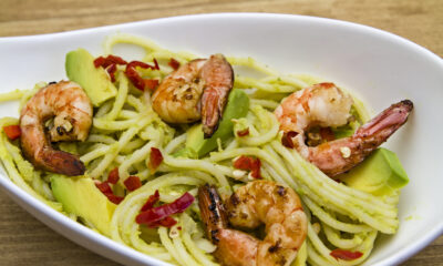 pasta con crema di avocado e gamberi