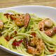 pasta con crema di avocado e gamberi