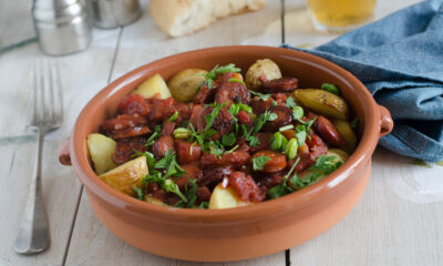 Salsiccia con cipolle e patate in padella, la ricetta gustosa