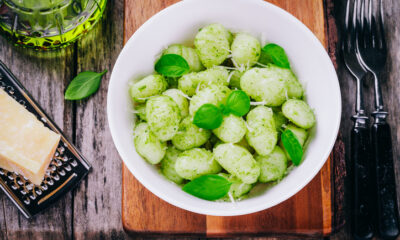 Gnocchi con ricotta e pesto, la ricetta per il pranzo