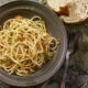 Spaghetti aglio e olio con nocciole, la ricetta sfiziosa