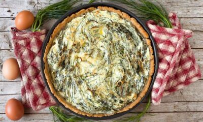 Torta salata con agretti e stracchino, la ricetta sfiziosa