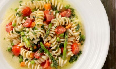 La ricetta della pasta con asparagi e pomodorini per un primo semplice