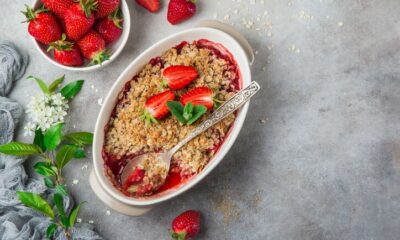 Crumble fragole e rabarbaro, la ricetta facile