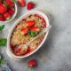 Crumble fragole e rabarbaro, la ricetta facile