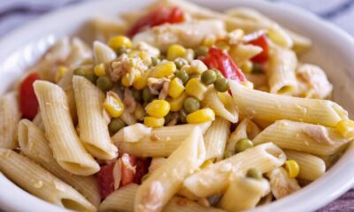 L'insalata di pasta con tonno e piselli con la ricetta estiva